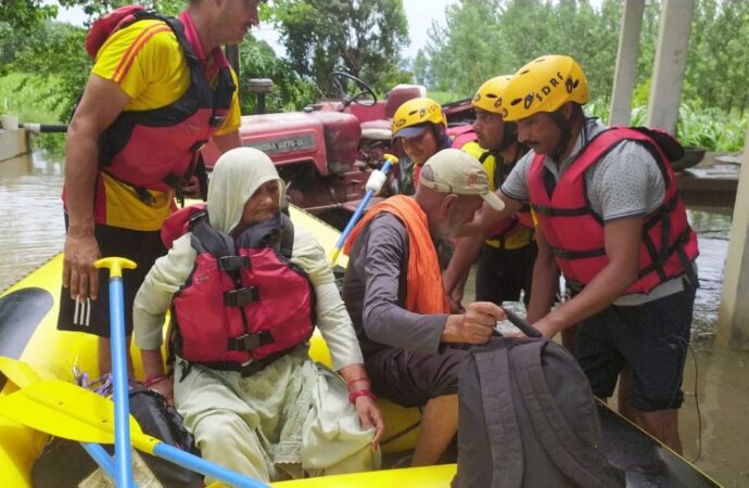 सोनाली नदी का बंधा टूटने से लक्सर में भरा पानी, एसडीआरएफ ने लोगों को सुरक्षित स्थानों पर भेजा