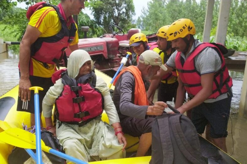 सोनाली नदी का बंधा टूटने से लक्सर में भरा पानी, एसडीआरएफ ने लोगों को सुरक्षित स्थानों पर भेजा