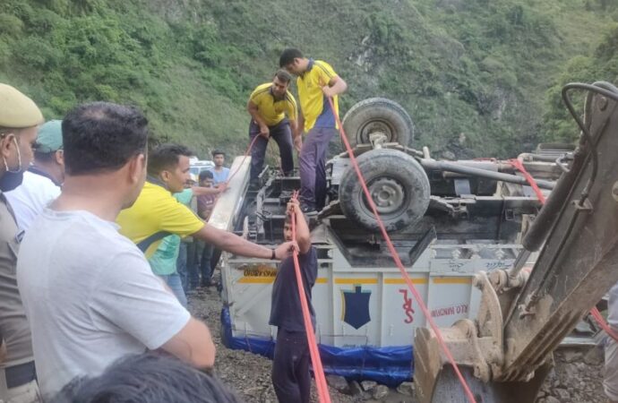 हादसा : महिंद्रा पिकअप दुर्घटनाग्रस्त होने से एक की मौत, चकराता में दो लोग घायल