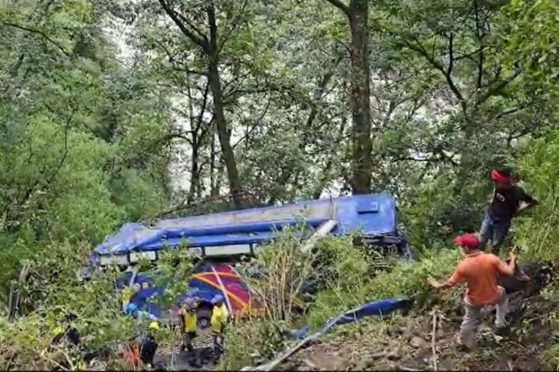 गंगोत्री राष्ट्रीय राजमार्ग पर यात्रियों की बस खाई में गिरी, 6 लोगों की मृत्यु और 27 लोगों के घायल होने की खबर