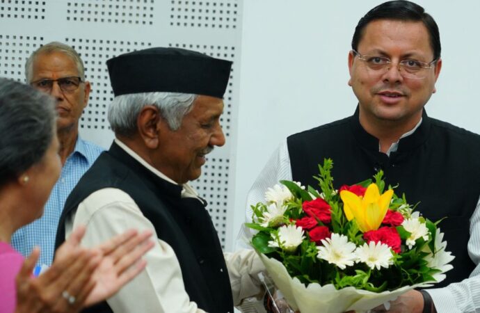 सीएम धामी ने गढ़रत्न नरेन्द्र सिंह नेगी को सम्मानित कर ‘हमारा लोकनायक’ पुस्तक का किया विमोचन