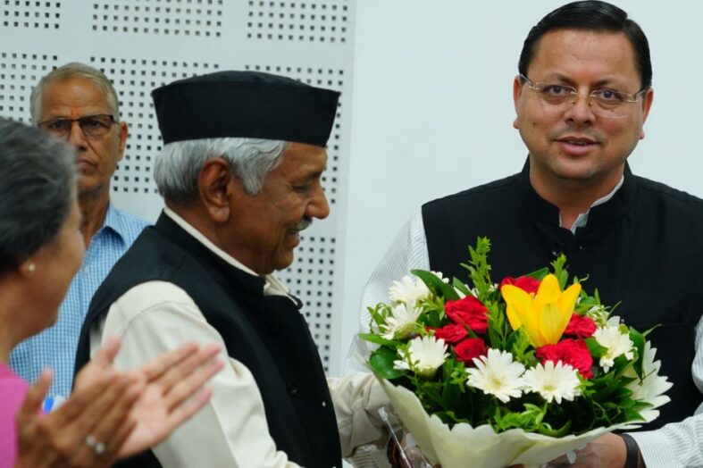 सीएम धामी ने गढ़रत्न नरेन्द्र सिंह नेगी को सम्मानित कर ‘हमारा लोकनायक’ पुस्तक का किया विमोचन