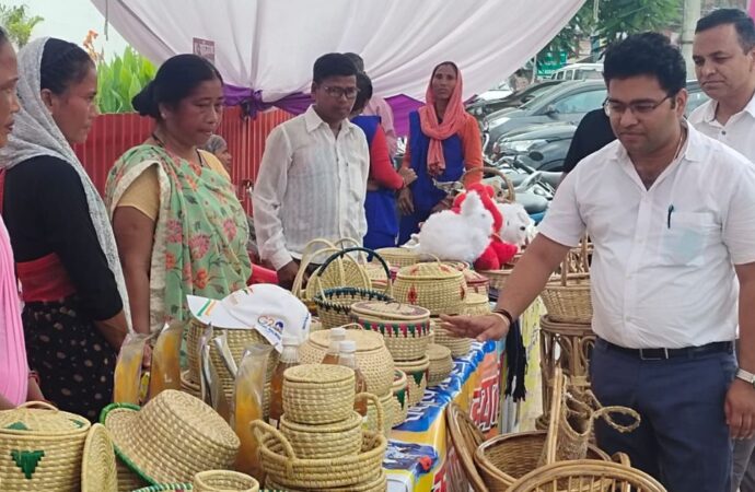 खटीमा में स्वयं सहायता समूहों द्वारा बनाये गये वस्तुओं एवं उत्पाद की प्रदर्शनी का आयोजन