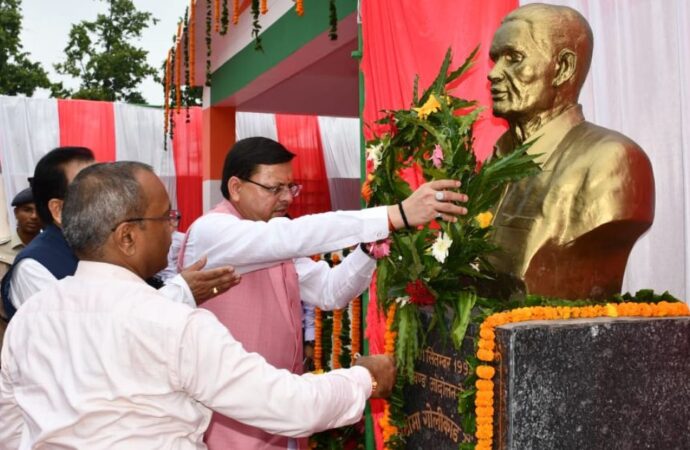 सीएम धामी ने खटीमा में शहीद राज्य आंदोलनकारियों की मूर्तियों का किया अनावरण, शहीदों के परिजनों को किया सम्मानित