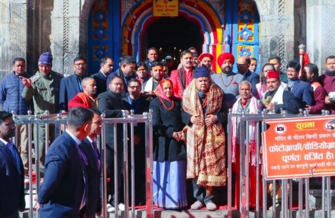 बाबा केदारनाथ के दर्शन कर अभिभूत हुए उप राष्ट्रपति, रूद्राभिषेक एवं जलाभिषेक कर देश की खुशहाली एवं जनकल्याण की कामना