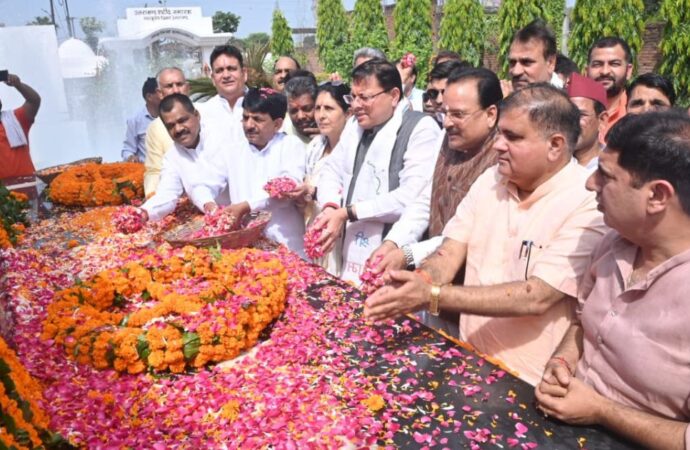 सीएम धामी ने शहीद स्थल रामपुर तिराहा में राज्य आन्दोलनकारी शहीदों को पुष्पांजलि अर्पित कर दी श्रद्धांजलि