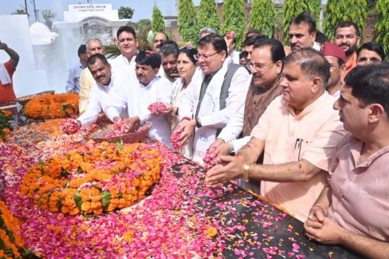 सीएम धामी ने शहीद स्थल रामपुर तिराहा में राज्य आन्दोलनकारी शहीदों को पुष्पांजलि अर्पित कर दी श्रद्धांजलि