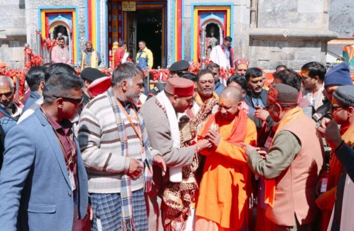 केदार पुरी में जय श्री राम के नारों से हुआ सीएम योगी का स्वागत, बाबा श्री केदारनाथ का रूद्राभिषेक कर जन कल्याण की कामना