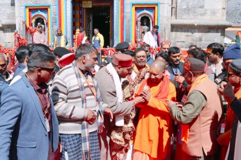 केदार पुरी में जय श्री राम के नारों से हुआ सीएम योगी का स्वागत, बाबा श्री केदारनाथ का रूद्राभिषेक कर जन कल्याण की कामना