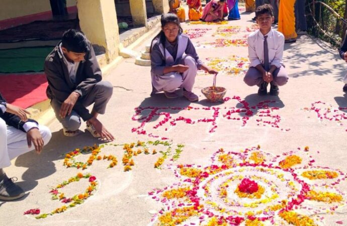 युवा मतदाताओं ने रंगोली बनकर और स्लोगन लिख दिया शत प्रतिशत मतदान का संदेश