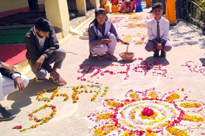 युवा मतदाताओं ने रंगोली बनकर और स्लोगन लिख दिया शत प्रतिशत मतदान का संदेश