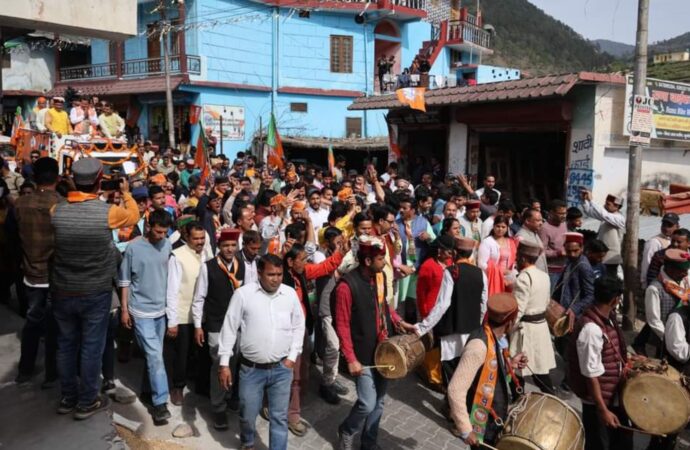 सीएम धामी ने पुरोला बाजार में किया भव्य रोड़ शो, जनता से की मोदी जी को तीसरी बार पीएम बनाने की अपील