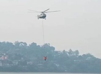 नैनीताल के जंगलों में आग बुझाने के लिए हेलीकॉप्टर से पानी का किया जा रहा है छिड़काव