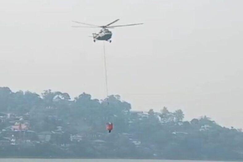 नैनीताल के जंगलों में आग बुझाने के लिए हेलीकॉप्टर से पानी का किया जा रहा है छिड़काव