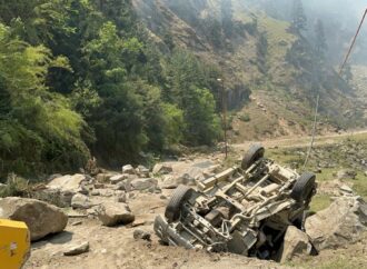 गंगोत्री राष्ट्रीय राजमार्ग डबरानी के पास चट्टान गिरने एक व्यक्ति की मृत्यु और आठ लोग घायल