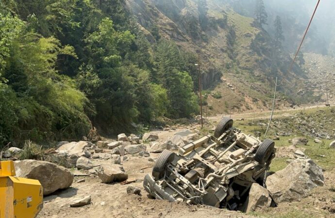 गंगोत्री राष्ट्रीय राजमार्ग डबरानी के पास चट्टान गिरने एक व्यक्ति की मृत्यु और आठ लोग घायल