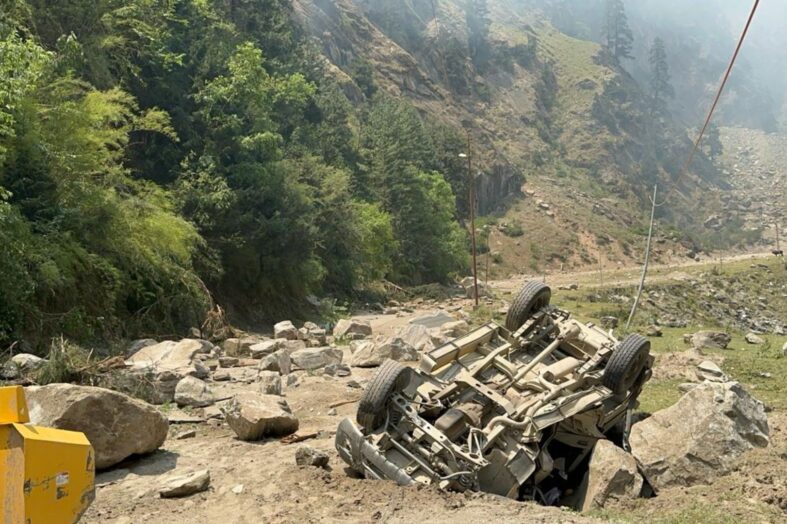 गंगोत्री राष्ट्रीय राजमार्ग डबरानी के पास चट्टान गिरने एक व्यक्ति की मृत्यु और आठ लोग घायल