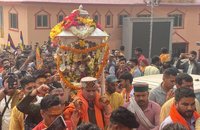 बाबा केदार की पंचमुखी डोली विश्वनाथ मंदिर गुप्तकाशी से दूसरे पड़ाव फाटा को प्रस्थान हुई