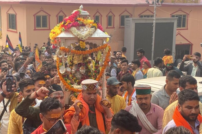 बाबा केदार की पंचमुखी डोली विश्वनाथ मंदिर गुप्तकाशी से दूसरे पड़ाव फाटा को प्रस्थान हुई