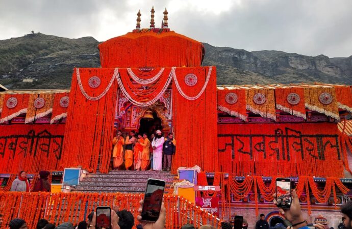 शुभ मुहूर्त पर खुले बद्रीनाथ के कपाट, बद्री विशाल के जयकारो से गूंजा धाम