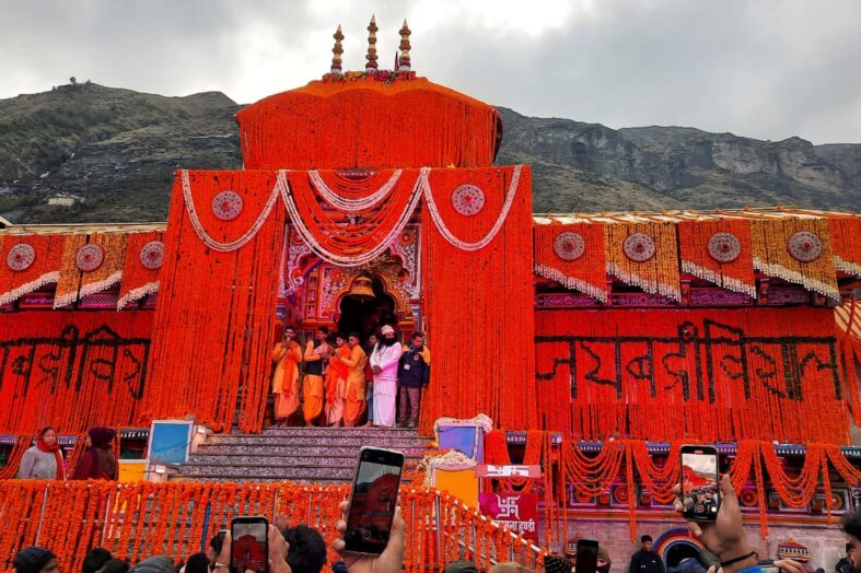 शुभ मुहूर्त पर खुले बद्रीनाथ के कपाट, बद्री विशाल के जयकारो से गूंजा धाम