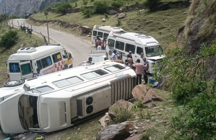 चारधाम यात्रा : गंगोत्री हाईवे पर श्रद्धालुओं का वाहन हुआ हादसे का शिकार, सभी यात्री सुरक्षित