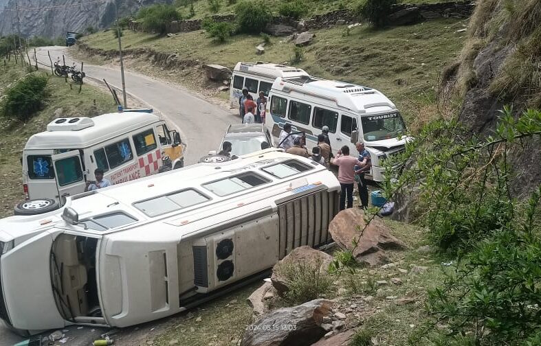 चारधाम यात्रा : गंगोत्री हाईवे पर श्रद्धालुओं का वाहन हुआ हादसे का शिकार, सभी यात्री सुरक्षित