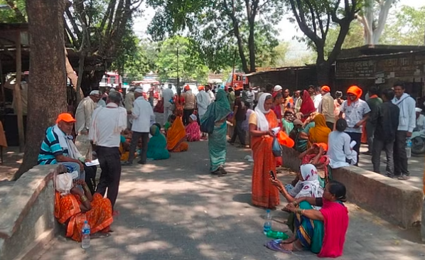 हरिद्वार: यात्रा पंजीकरण रद्द होने से आक्रोशित हुए यात्री, सिटी मजिस्ट्रेट कार्यालय में ही डाल दिया डेरा