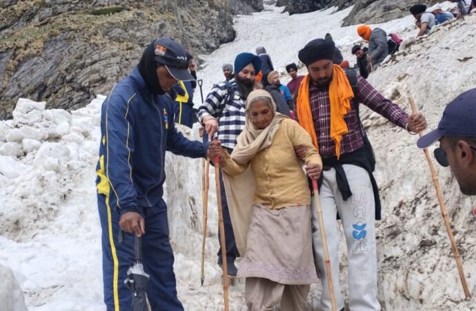 अटलाकोटी ग्लेशियर सुरक्षित पार कराकर 55,333 श्रद्धालुओं की मददगार बनी एसडीआरएफ