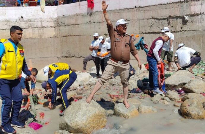 गंगोत्री धाम में चलाया गया स्वच्छता व जनजागृति अभियान, धाम को स्वच्छ रखने की दिलाई गई शपथ