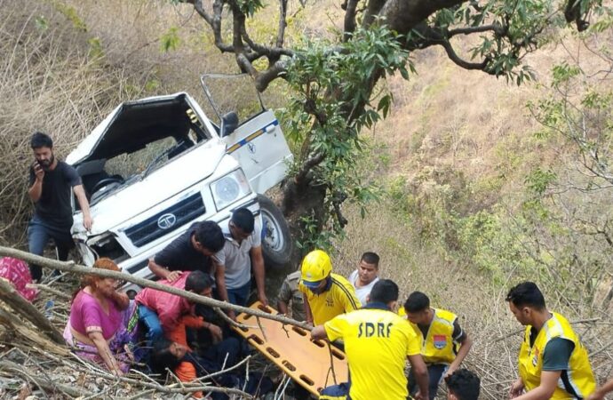 कुल्हाड़ बैंड़ के पास वाहन दुर्घटनाग्रस्त, 09 लोगों के घायल होने की खबर