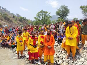 रावल व लाटू देवता की देवरा यात्रा के मध्य आज हुए समुद्र मंथन में सैकड़ों लोग मौजूद रहे