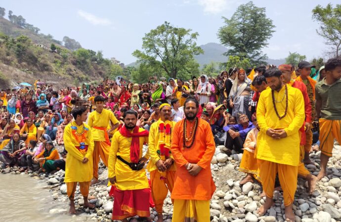 रावल व लाटू देवता की देवरा यात्रा के मध्य आज हुए समुद्र मंथन में सैकड़ों लोग मौजूद रहे