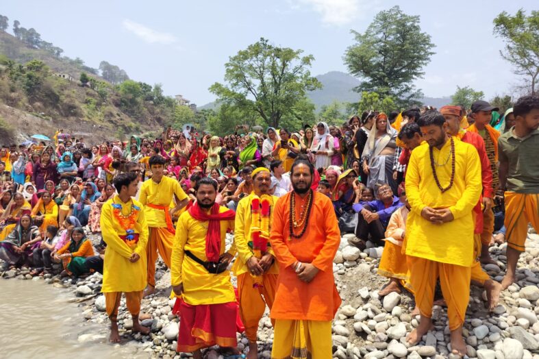 रावल व लाटू देवता की देवरा यात्रा के मध्य आज हुए समुद्र मंथन में सैकड़ों लोग मौजूद रहे