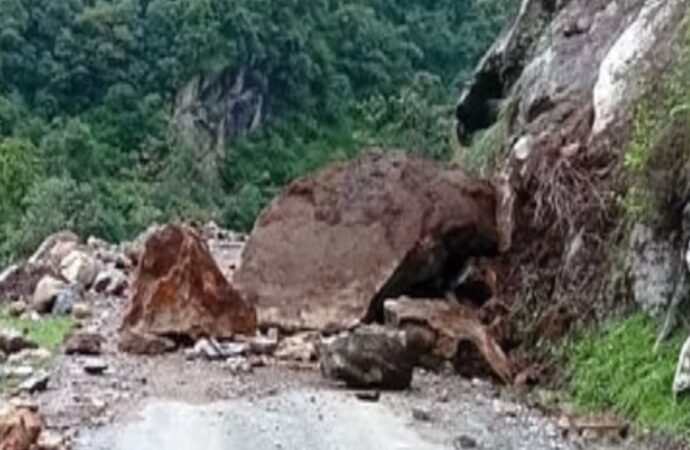 उत्तराखंड में बारिश से तबाही, मकानों में आई दरारें, सड़कें भी हुई बंद