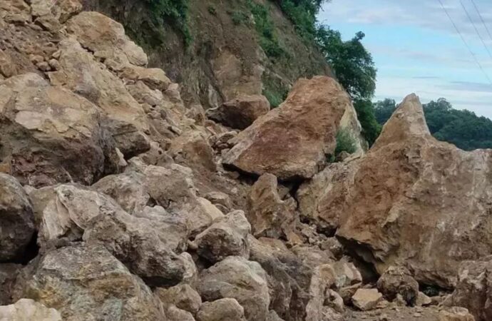 बारिश के कारण कई जगहों पर भूस्खलन की खबरें, कई स्थानों पर सड़कें भी हुई बंद