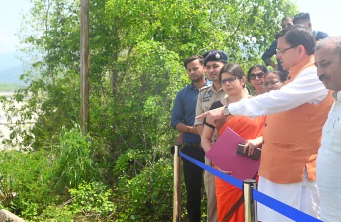 सीएम धामी ने हल्द्वानी में गौला नदी में हुए भू-कटाव का किया निरीक्षण, बोले भू-कटाव के लिए ठोस नीति बनाकर काम किया जाए