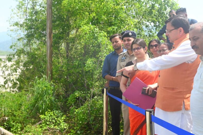 सीएम धामी ने हल्द्वानी में गौला नदी में हुए भू-कटाव का किया निरीक्षण, बोले भू-कटाव के लिए ठोस नीति बनाकर काम किया जाए