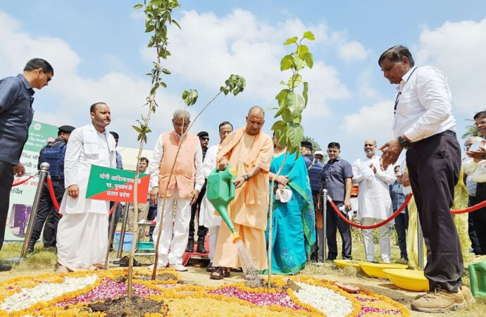 सीएम योगी ने एक दिन में प्रदेश में 36 करोड़ 50 लाख पौध रोपण महाअभियान का किया शुभारम्भ