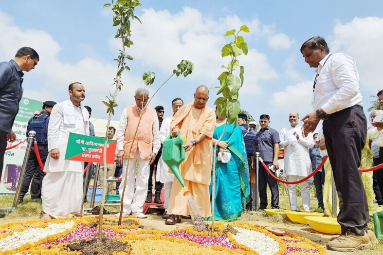 सीएम योगी ने एक दिन में प्रदेश में 36 करोड़ 50 लाख पौध रोपण महाअभियान का किया शुभारम्भ