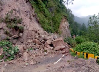 उत्तराखंड में भारी बारिश के कारण सड़कों पर आया मलबा, कई मार्ग भी हुए बंद