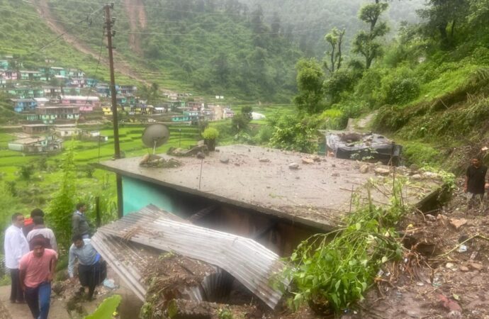 उत्तराखंड में लैंडस्लाइड होने से मकान में आया मलवा, दो लोगों की दबने से मौत