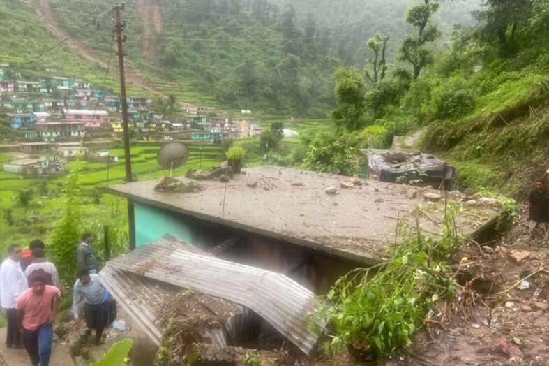 उत्तराखंड में लैंडस्लाइड होने से मकान में आया मलवा, दो लोगों की दबने से मौत