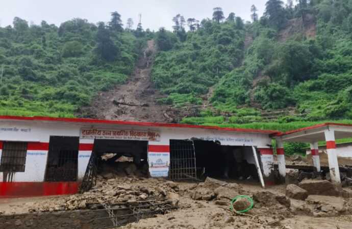 उत्तराखंड में बरस रही है आसमानी आफत, आपदा की चपेट में आये कई क्षेत्र