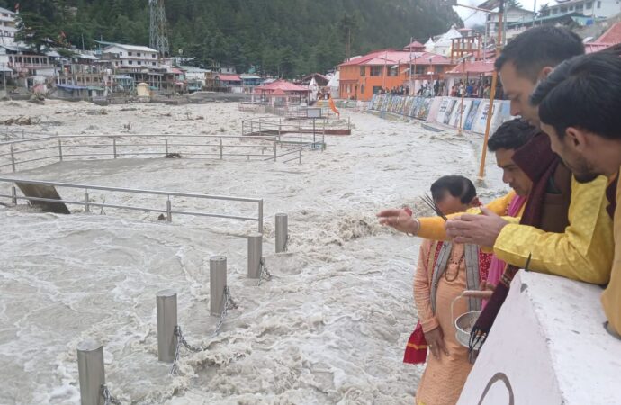 गंगोत्री धाम में भगीरथी नदी ने बरपाया कहर, दीवार तोड़कर आश्रम में घुसा पानी