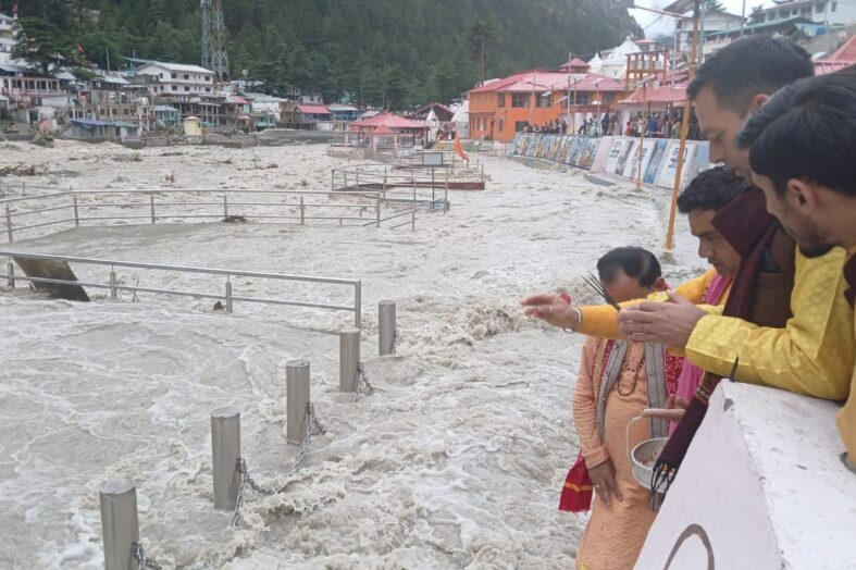 गंगोत्री धाम में भगीरथी नदी ने बरपाया कहर, दीवार तोड़कर आश्रम में घुसा पानी