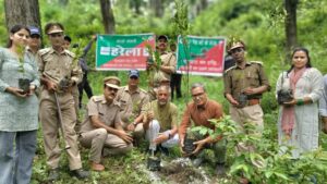 हरेला पर्व पर उत्तरकाशी में किया गया वृक्षारोपण और निकाली गई तिरंगा यात्रा