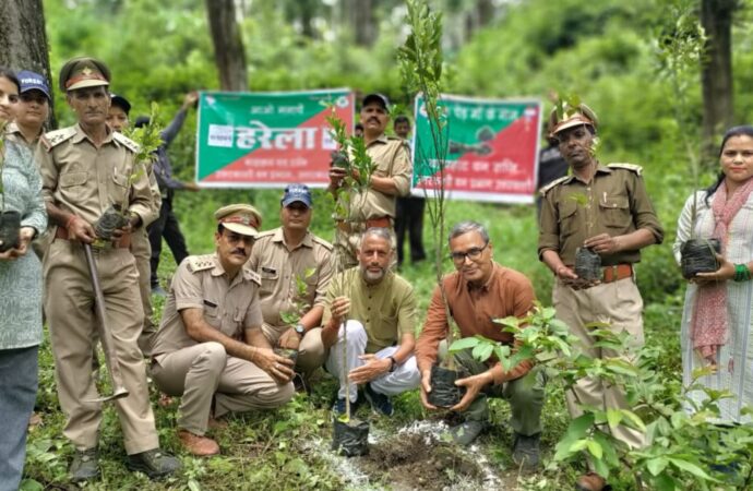 हरेला पर्व पर उत्तरकाशी में किया गया वृक्षारोपण और निकाली गई तिरंगा यात्रा