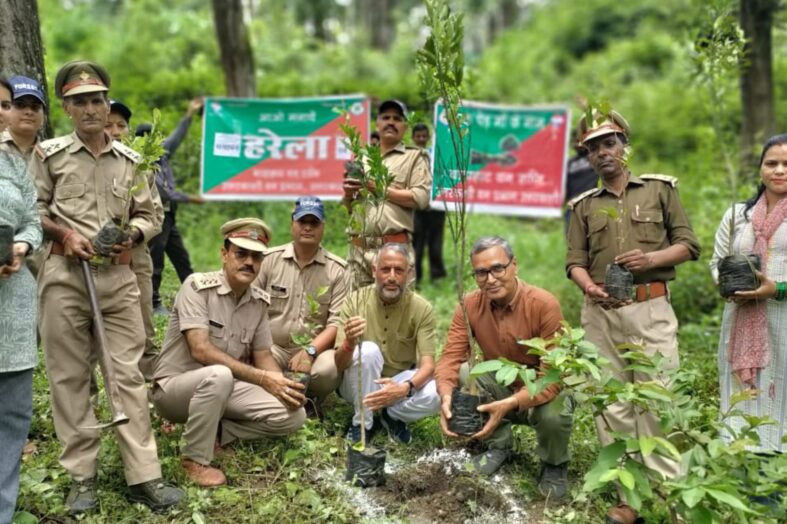 हरेला पर्व पर उत्तरकाशी में किया गया वृक्षारोपण और निकाली गई तिरंगा यात्रा