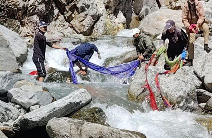 यमुना की जलधारा से एकत्रित किए 100 बोरे नए पुराने वस्त्र, 17 सितंबर से 2 अक्टूबर तक चलाया जा रहा है स्वछता अभियान